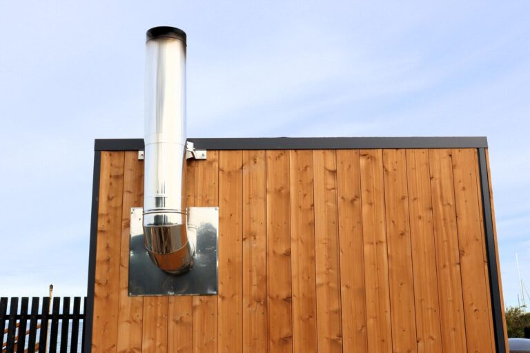 Komin stalowy czy ceramiczny – co wybrać i na co zwrócić uwagę